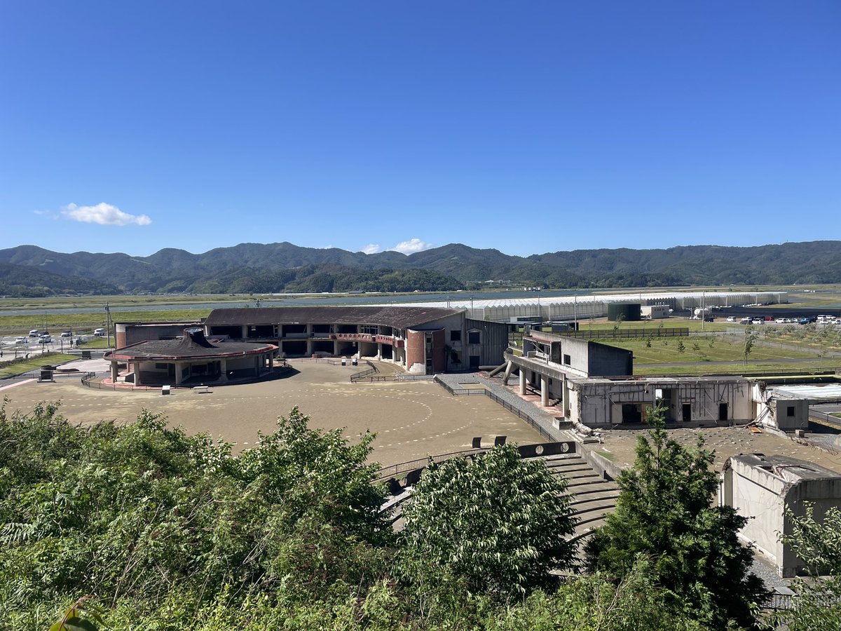 kado3's tweet photo. 昨日と今日は宮城県

昨日は仙台で日台友好議員協議会。総会の後は東北大学副学長の青木孝文さんによる講義。台湾のイノベーションについてとてもわかりやすく教えていただきました。

そして今日は南三陸。旧知の南三陸町議さんの案内で震災遺構と復興状況について様々お話を聞かせていただきました。教職員と児童84名が亡くなった大川小学校ではご遺族の方からお話を聞く機会をいただきました。

辺野古や部活で痛ましい事故もあり子どもの命をどのようにして守るのか問われています。今年度は兵庫県議会文教常任委員会に所属する予定なので県内の状況も確認してみます。