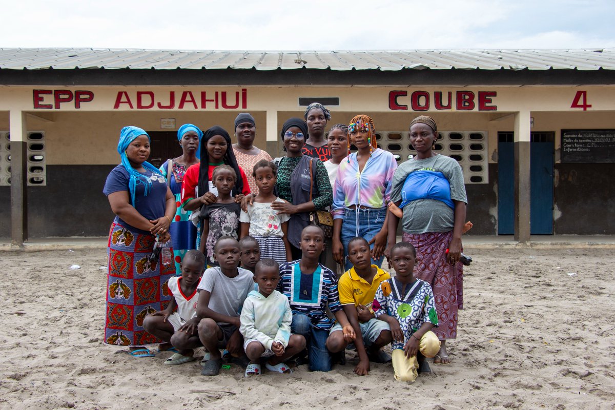 avsi_d's tweet photo. #AVSI, à travers le projet #REUSSIR, renforce l’implication des parents dans l’éducation des enfants à travers 800 séances de sensibilisation dans les écoles bénéficiaires. L’objectif est d’améliorer le suivi scolaire et d’accompagner plus de 20 000 parents d’élèves.
@aics_it https://t.co/Ui84ZP3fKY