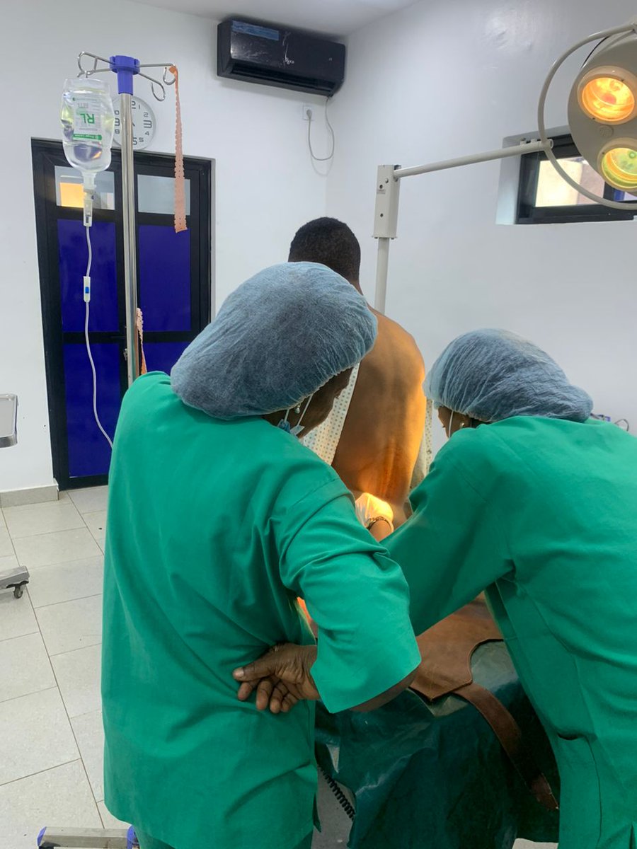 affirmativeact1's tweet photo. 6 cas graves de pathologies de la marge anale ont été pris en charge gratuitement hier à Yaoundé ! 🏥
Ces patients complexes, recensés lors de la campagne proctologique du début d'année, ont bénéficié de soins hospitaliers adaptés. @EF_LINITIATIVE #santé #cameroun https://t.co/ZT7MgxH7yX