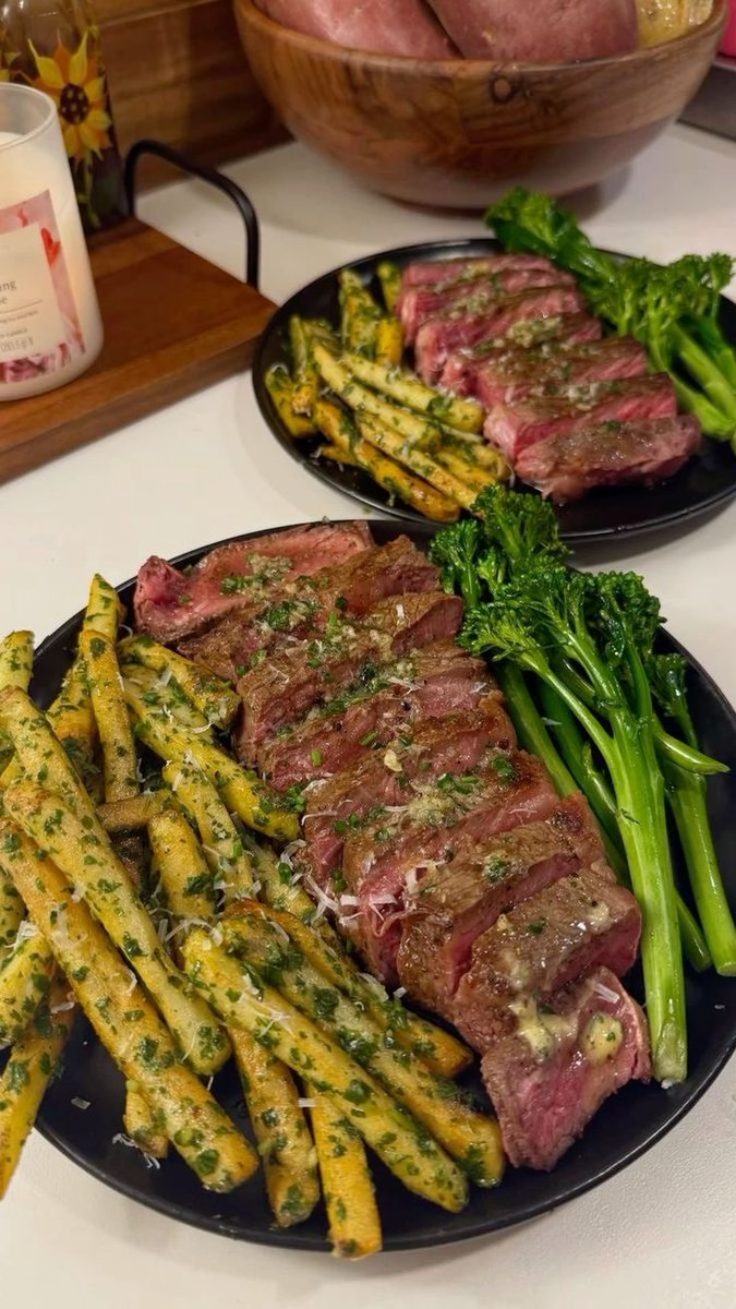 _FoodieX's tweet photo. Be honest… would you pay restaurant prices for this? https://t.co/lP5Fgf0Sy4