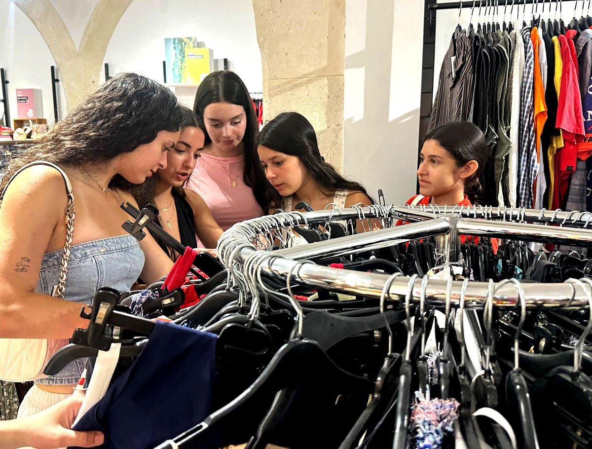 RedKoopera's tweet photo. Economía circular, inserción sociolaboral y compromiso social.

Estos fueron algunos de los temas que compartimos con las alumnas de 1.º de Bachillerato del IES Azcona durante su visita a la Koopera Store de San Sebastián en Almería.

#Koopera #EconomíaCircular #Almerí https://t.co/LGuvpxhgkC