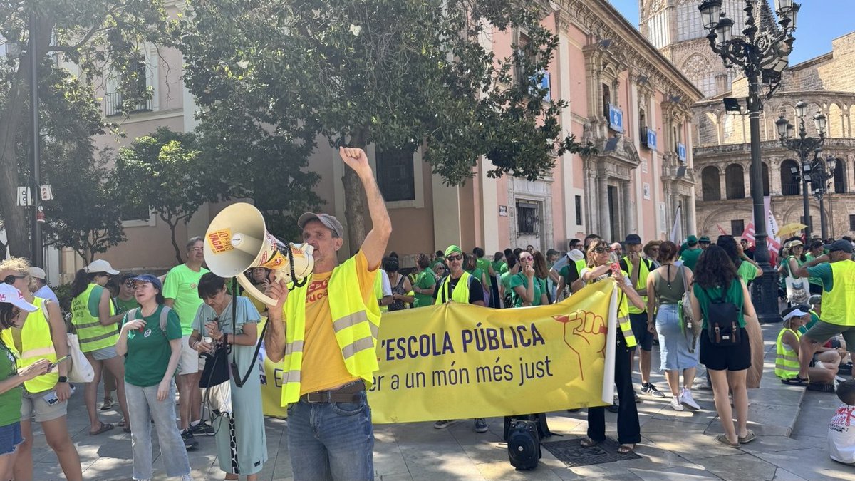 ccoopv's tweet photo. 📣Orgull i suport a @educacio_ccoopv, amb el professorat valencià en lluita per una escola pública de qualitat i en valencià, per unes ràtios adequades, per plantilles suficients, per menys càrrega burocràtica i per uns salaris dignes .
#vagaindefinidadocents
#defensemleducació https://t.co/yekHXJ5CCE