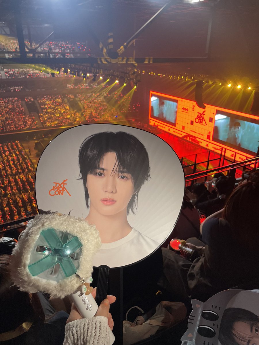 Blue_Hour_553's tweet photo. 2日間たのしかった〜🎸🧡
バンドライブもカバーも最高🥺
モアコンでしか聴けないアレンジだったり、かわだめアンコールも🤟
SSSのボムギュが超よかった！
キャパも狭いから熱量あるMOA多くて掛け声デカくて天井でも楽しかった^ ^
ドームツアーもいいけど違った良さがあるのでまたやってください💞 https://t.co/Y9WryfabsW