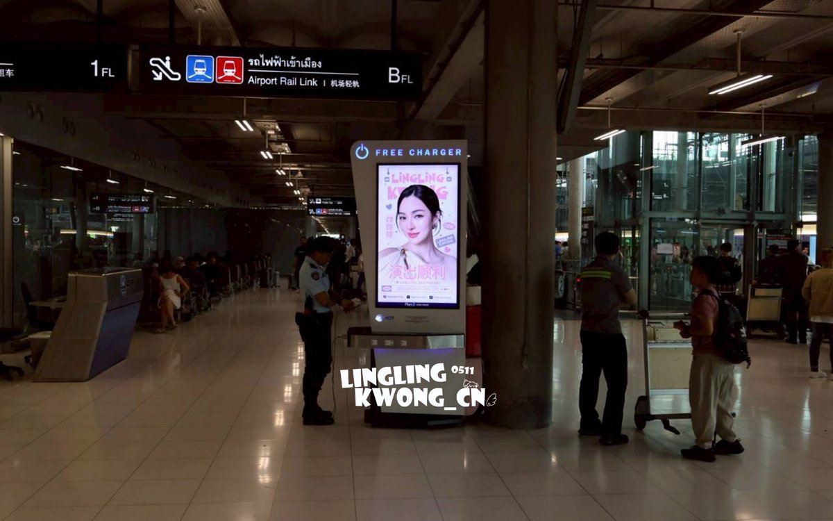 Linglingkwongcn's tweet photo. Thank you to everyone who came all this way for Lingling.
It turns out that love really leaves traces behind—
in airports, on big screens, and in every moment when someone looks up.

🫂🦮🪽 @linglingsirilak 

#หลิงหลิงคอง #linglingkwong‌ #linglingkwongcn #AngelGolden https://t.co/RjBcaJUtpJ
