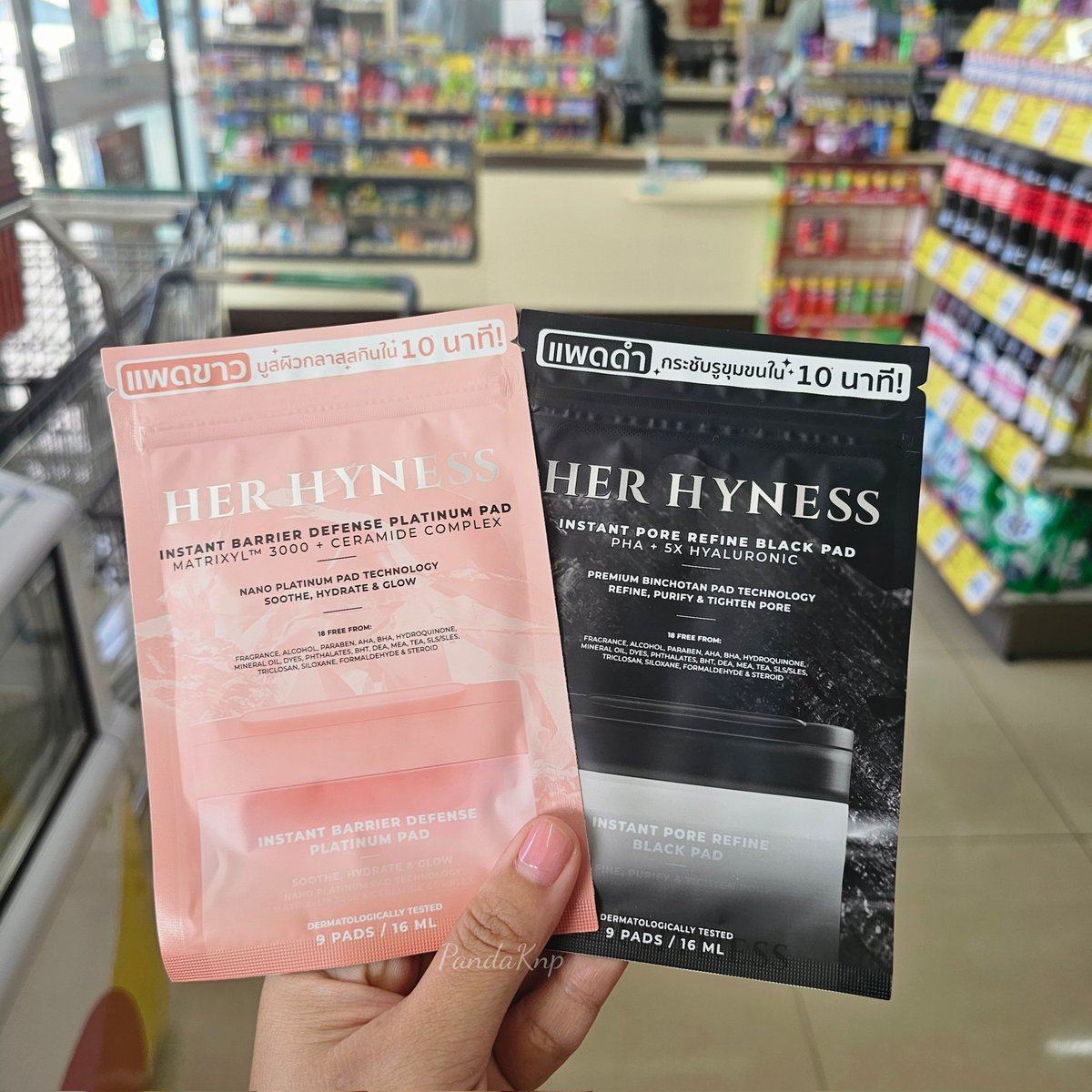 PandaKnp's tweet photo. เอาหล่ะๆ ตอนนี้ Tonner Pad ของ HerHyness ทั้งแบบขาวและดำมีขายที่เซเว่นแล้วน้า นี่ชอบเอาไปแช่เย็น แล้วเอามาแปะไว้สัก 10 นาทีก่อนจะแต่งหน้า ส่วนตัวชอบแพดดำเพราะตอบโจทย์คนรูขุมขนกว้างแบบเราได้ดี ถ้าอยากผิวฉ่ำวาว หน้าใสจัดแพดขาวได้เลย ซองละ 59 บาท ใครชอบสูตรไหนจัดโล้ดด
#แพนด้ามารีวิว https://t.co/fBqaQxxnQw