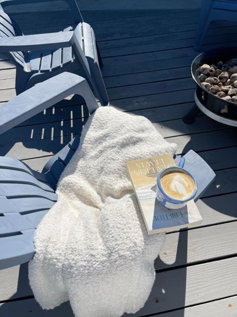 _missbanter's tweet photo. reading with a sea view https://t.co/6PCgiQNvxm