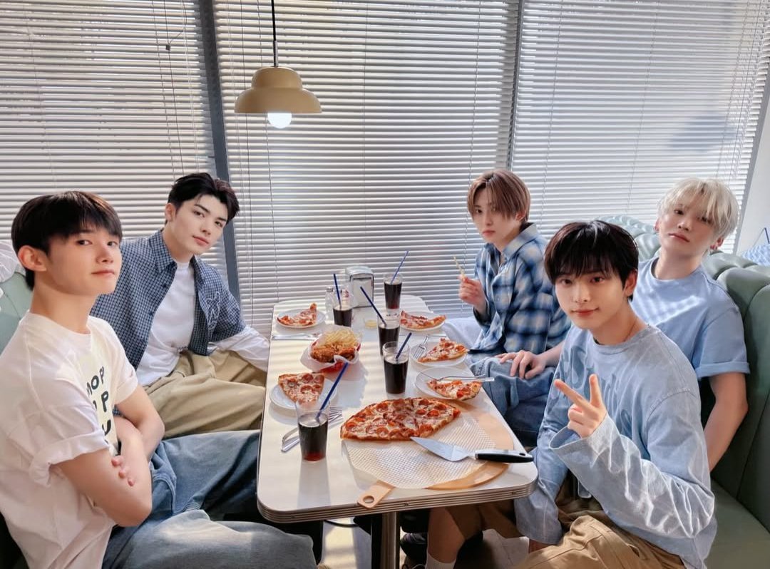 asdakura's tweet photo. And somewhere between shared pizzas, sleepy afternoon light, and conversations that made no sense to anyone else, we found a kind of happiness that felt effortless. https://t.co/t4fMr4qLKv