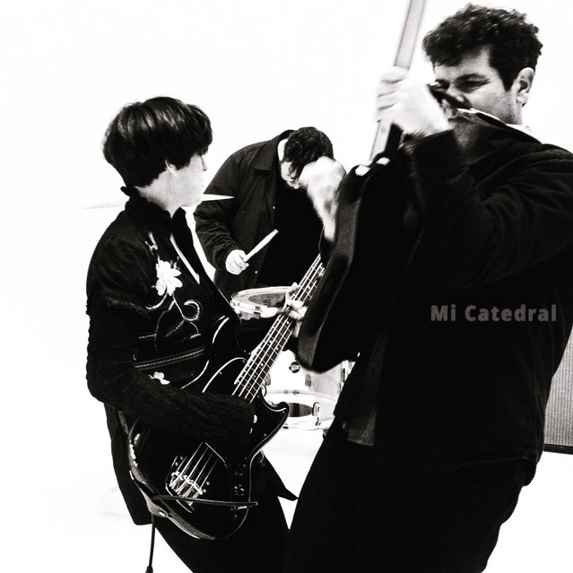 evasefe's tweet photo. dos álbums de guitarras que han salido este mes de grupos que llevan gustándome media vida porqué llevan media vida haciéndolo todo bien https://t.co/PMh17maQWq