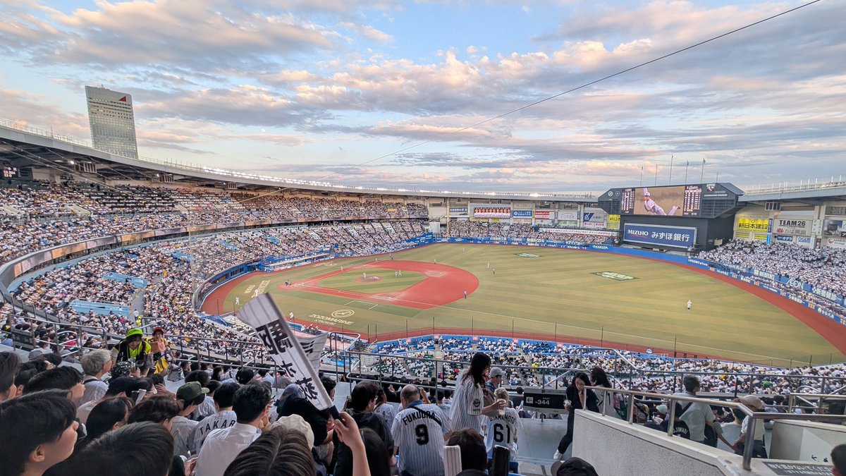 shige_compit's tweet photo. 阪神戦は流石に金曜からほぼ満席。
阪神ファンの圧がすごい(笑) https://t.co/IQ7rITmKH4