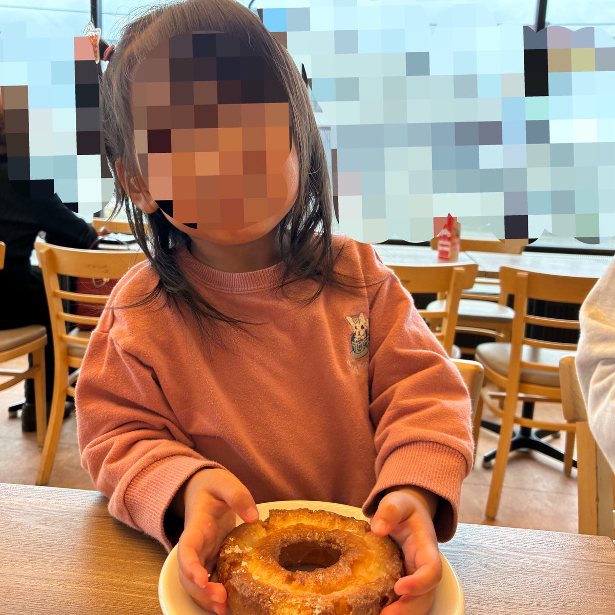 Kohaku_sena's tweet photo. お散歩してドーナツ食べてきたよ🍩
函館は他県に比べてミスドが安い✌🏻  ̖́-

ついに明日お母さん大阪に帰る🥲
一緒に住んでると喧嘩ばっかりやったけど離れてからはすごい仲良くなったから帰るの寂しいなぁ
2週間あっという間やった*⋆✈ https://t.co/bIGkBuCORx