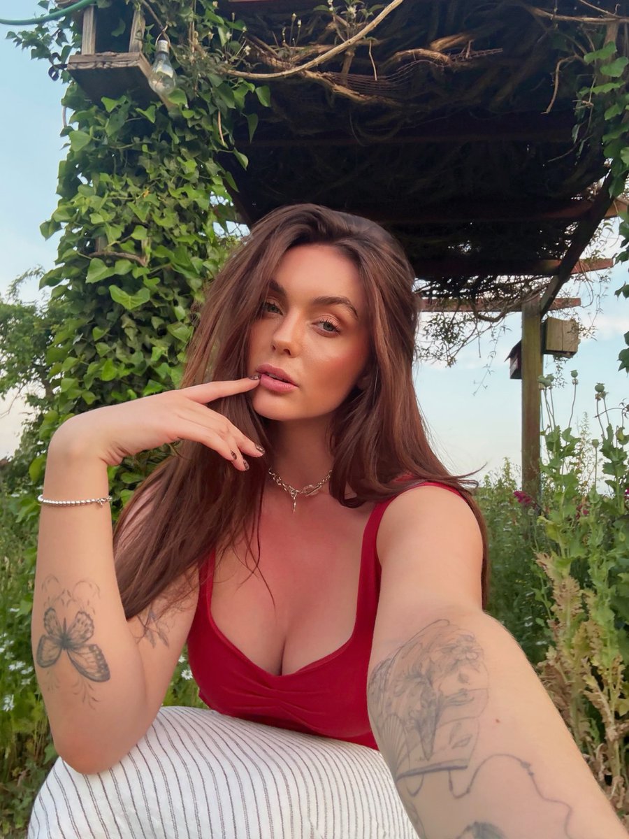 maewinterss's tweet photo. Just being a fairy in the garden 🧚‍♀️ https://t.co/efjroaZRyo