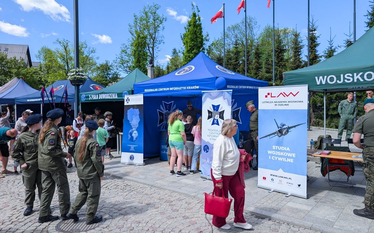 RCIKrakow's tweet photo. W #Zakopane trwa XI Ogólnopolski Przegląd Musztry Klas Wojskowych.
Warto przyjść i kibicować młodym kadetom - ich zaangażowanie i dyscyplina robią ogromne wrażenie. 🫡
My również tutaj jesteśmy i czekamy na Was na stoisku informacyjno‑promocyjnym @RCIKrakow.
Zapraszamy! https://t.co/lMXiGCaq2E