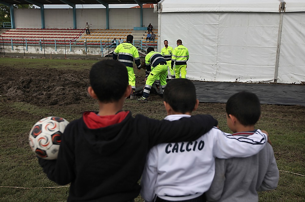 DPCgov's tweet photo. 14 anni fa un #terremoto di magnitudo 5.8 scuote ancora la pianura padana, 9 giorni dopo una prima forte scossa. 28 sono le vittime, ingenti i danni al patrimonio artistico e produttivo. Grande l’impegno del Sistema di #protezionecivile nel soccorso e assistenza alle comunità. https://t.co/cTUH7wLXCw