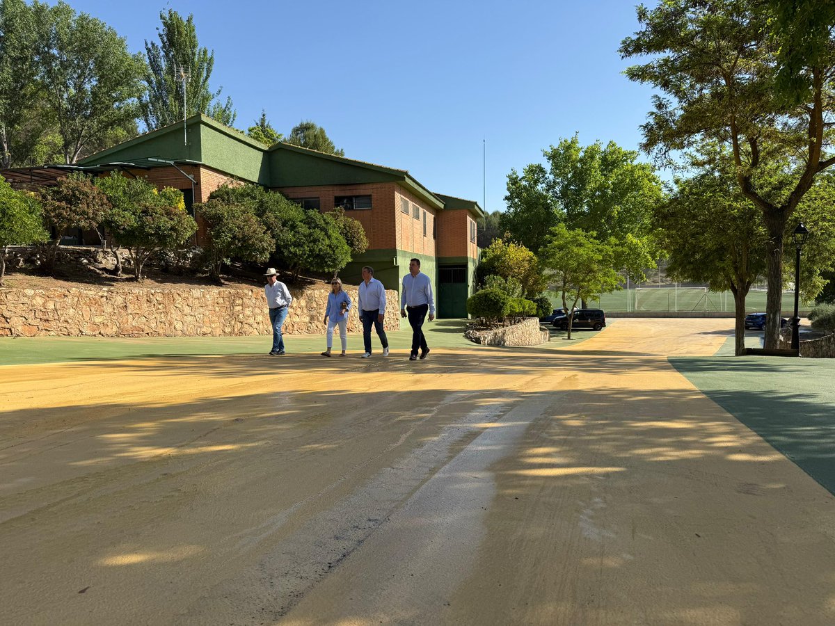 j_asanchez's tweet photo. Destinamos 150.000€ del Plan Pueblos con Vida de la Comunidad de Madrid a Valdilecha.

Junto a su alcalde, Jota, y su equipo, he visitado las actuaciones de acondicionamiento del Camino del Rejal, un espacio clave para conectar el casco urbano con las instalaciones deportivas y el entorno natural del pinar.