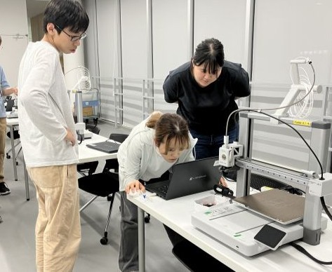 KITyumekobo's tweet photo. 【スキルアップ講習会＠始動】 
 3DプリンタのモデリングをCADで… 
とりあえず全員ハンコ作り🪪 
スタッフが先行体験、講師は技師 
技師がお手本で作ったのは「購入依頼」 
・・・なんで？！📷 

8月は一般学生へ展開予定です
 #KIT夢考房 https://t.co/IFNxCYL22I