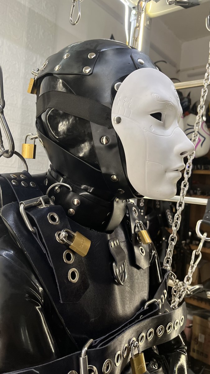 LxMk2021's tweet photo. 面具之下，还是面具
你跑不掉的~~~~~😋 https://t.co/FYBt7KwdjX