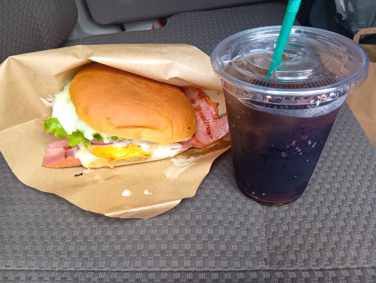 uWZZVWVvkog7ZEq's tweet photo. 今日の昼食
「KORON Sasebo Burglar&Cafe」さんのベーコン・クリームチーズバーガーです!
佐世保バーガーの有名店
分厚いベーコンと2種類のチーズとたっぷりの野菜!
他にも用事があったので、テイクアウトで、美味しく頂きました!
#KORON Sasebo Burglar&Cafe https://t.co/opCKSkWf19