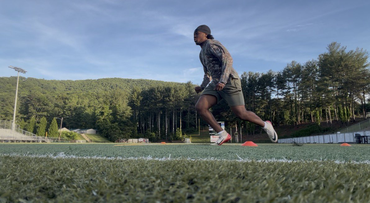hellothere1732's tweet photo. 6’0//195//WR//DB//4.5(40) 3 years of eligibility (college experience) Coaches take a chance. @coachsteveirvin @_CoachMarvWhite @CoachJ_Sweeney @CoachMorris_ @coachLos_5 @CoachBeauGrech @CoachKyleKrantz @CoachKyser @Coach_Kizewski @CoachAbbottFB @_coachawk https://t.co/E9cQ1mXw16