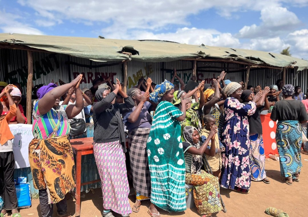 Sad_ngo's tweet photo. À l’occasion de la Journée Mondiale de l’Hygiène Menstruelle célébrée chaque 28 mai @Sad_ngo, en collaboration avec #ONPRA,@UNHCR_Burundi, @CatholicRelief, @ABUBEF avec l’appui matériel @food4thehungry, @Welthungerhilfe et #SEKA NAWE,a célébré cette journée au site Busuma
1/3 https://t.co/gOM9sVfXC1
