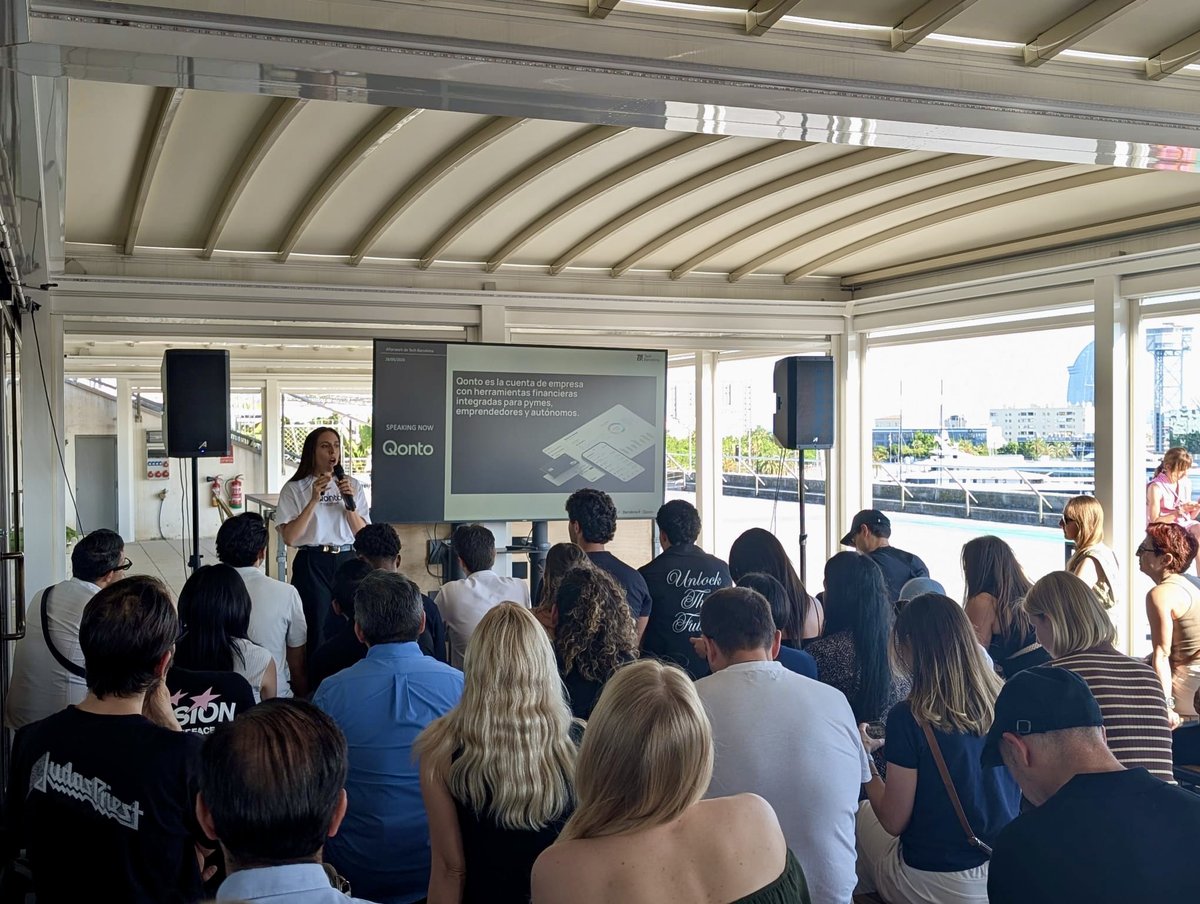 TechBarcelona's tweet photo. Y para cerrar, nuestro afterwork mensual en la terraza del Pier01🍻

Pitchs + @estrelladamm + pizza + networking 
= combo ganador https://t.co/s0AAHSH4Da