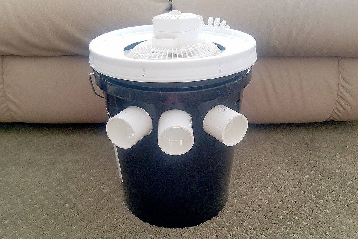 Batouttahell13's tweet photo. With all this discourse surrounding Americans Vs Europeans when it comes to AC, have the Europeans thought about just making a swamp cooler if they don't wanna have ACs? They are pretty easy to make. They don't even have to be as complicated as the one pictured. https://t.co/ifU8HdYOOK