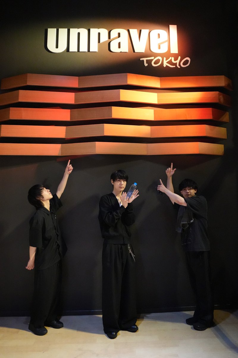 vanzy9th's tweet photo. 昨日は六本木『Cosmic Dawn』観に来てくださった方々、unravel tokyoのスタッフの皆さん、ありがとうございました‼️

まさに宇宙的な夜明け、同世代の出演バンドにめちゃくちゃ刺激とパワーをもらいました🎸 https://t.co/RI55RqQJdX