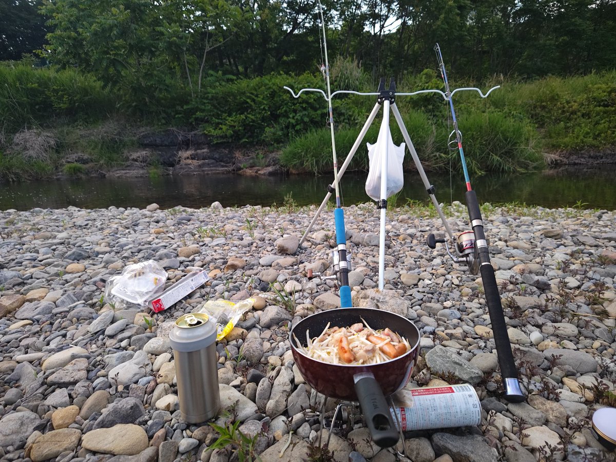 fishshuu's tweet photo. 河原で破竹採ってウナ飲み開始🎣 https://t.co/MRfvwazQRu