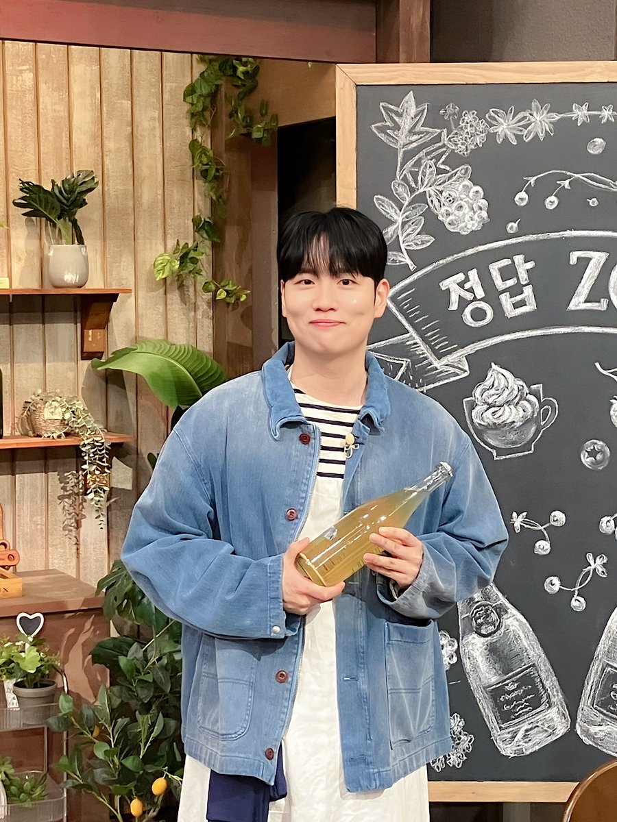 Hanhae90's tweet photo. [#한해/📢] 와인이야, 나야. 하나만 선택해. 결국 와인 가게를 차려버린 한해와 오늘 저녁 7시 30분 놀라운 토요일에서 만나요🍷

#HANHAE #놀라운토요일 #도레미마켓
#브랜뉴뮤직 #BRANDNEWMUSIC https://t.co/kJkfg0sbVW