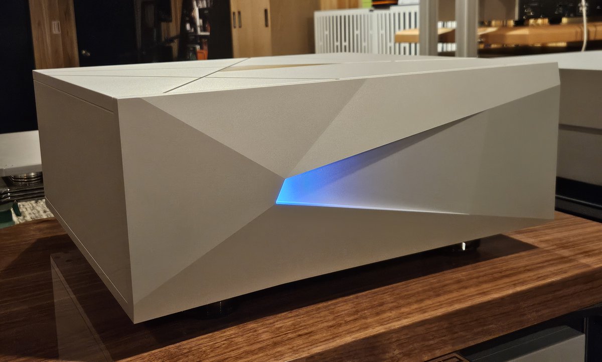 sisaudio's tweet photo. 4月から国内で取り扱いが開始されたポルトガルinnuos

フラッグシップモデル「NAZARÉ」のレビューです。

NAZARÉの音質は本当に素晴らしかったです！

「目指したのは性能の誇示ではなく、音楽そのものを空間に再現すること。
ライブ演奏の緊張感、静寂の密度、音が消えた後に残る余韻までを自然に立ち上がらせるため、信号生成の全工程を統合的に制御し、音質に影響を及ぼす要因を根本から排除しました。
結果として得られるのは、鮮明さを超えた“存在の確かさ”。
NAZARÉは、再生装置ではなく再現装置なのです。」

詳細なレビューは下記blogをご覧下さい。
https://t.co/gLGNl6K14f

NAZARÉ　￥10,868,000(税込)

試聴希望はご予約にてご対応させていただきますのでお気軽に下記までご連絡お待ちしております。

Tel:03-3824-1139
Mail:moroishi@sisaudio.co.jp
エスアイエス　諸石まで

#innuos #NAZARÉ