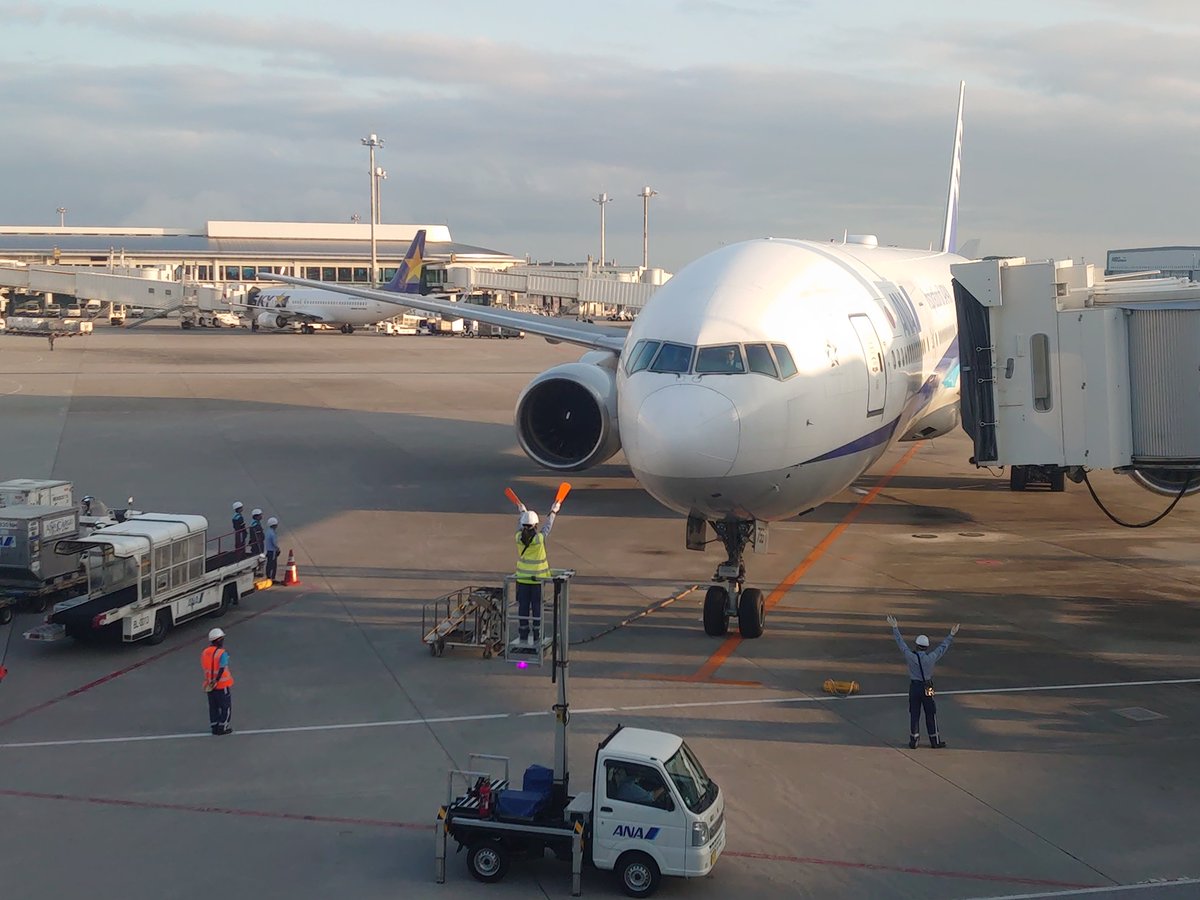 TakuyaKoshio's tweet photo. こんばんは
18時30分過ぎの那覇空港国内線ビルです
NH767遅延で那覇滞在は2時間に
NH476で帰ります
機材は773
羽田の滑走路閉鎖の影響でNH474とNH1096が欠航になってます
久しぶりにマーシャラーさんを見ました。二人体制です
NH476も20分延発に

NH476
沖縄那覇→東京羽田
ANA
B777-381
JA755A https://t.co/bcgOmtpj2Z