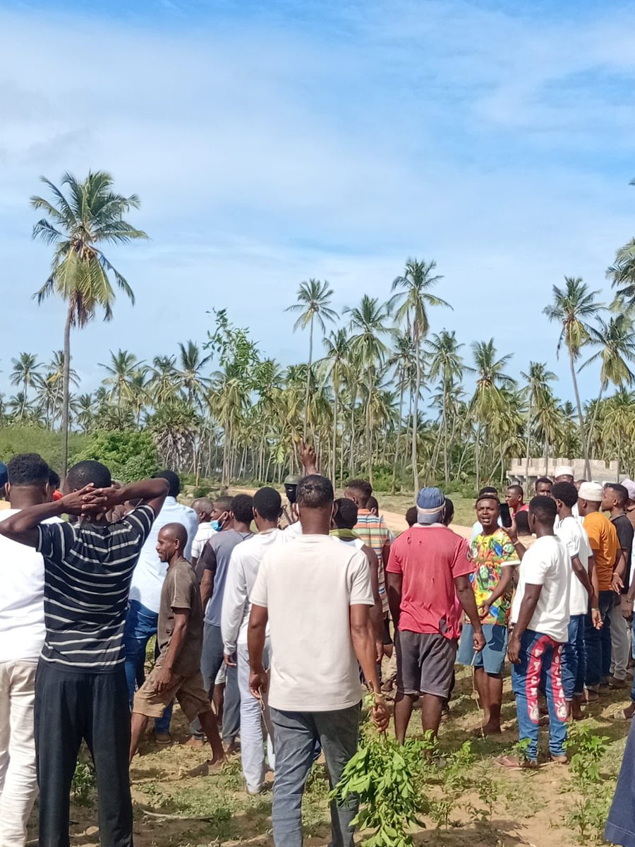 MUHURIkenya's tweet photo. As we are writing this, at least 16 people from Siyu Island in Lamu East have been brutalized by people they can't identify. We believe the president or his office knows we these people are.

There's so many negative things happening in Kenya Kenya right, and those sworn to 
1/ https://t.co/JDlRoHnv6j