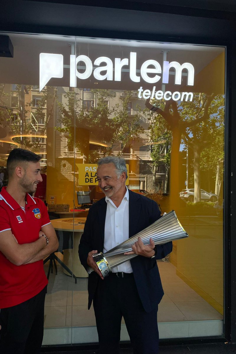 Parlem's tweet photo. Una temporada per recordar. Un ascens més que merescut. 💛🏆

Celebrem una temporada històrica per a la @uesantandreu  juntament amb el seu capità, @albertitogn10 , i l’@Eperezmas , president executiu i fundador de Parlem 🙌

Una trobada molt especial amb la copa de campions de lliga a la botiga de Parlem per reconèixer tot el que aquest ascens representa per al barri, l’afició i el territori.

Parlem continuarà al costat dels equips que fan créixer el territori dins i fora del camp. Perquè apostar per l’esport català també és apostar per la seva gent, la seva identitat i el seu futur ⚽💛