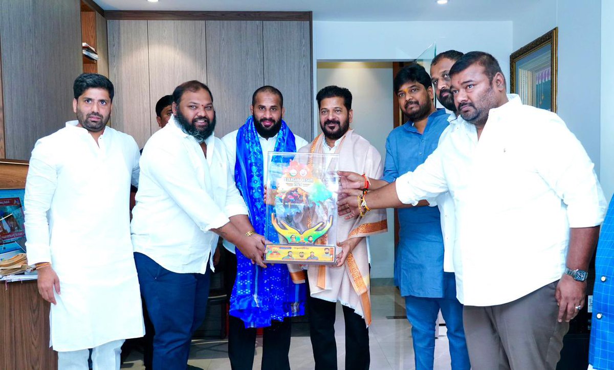 AKY_INCMP's tweet photo. గౌరవ ముఖ్యమంత్రి శ్రీ రేవంత్ రెడ్డి గారిని ఇటీవల జరిగిన తెలంగాణ కేసరి 2026 పోటీలలో విజయం సాధించిన అబూబకర్ బిన్ అబ్దుల్లా బమాస్ ను మర్యాదపూర్వకంగా కలిపించడం జరిగింది.

ఈ సమావేశంలో జూబిలీ హిల్స్ ఎమ్మెల్యే నవీన్ యాదవ్ గారు, తెలంగాణ కేసరి పోటీల ఆర్గనైజింగ్ కమిటీ సభ్యులు కూడా పాల్గొన్నారు. ఈ సందర్భంగా ముఖ్యమంత్రి గారు విజేతకు హృదయపూర్వక శుభాకాంక్షలు తెలియజేస్తూ, యువతలో క్రీడా స్ఫూర్తి, క్రమశిక్షణ మరియు ప్రతిభను ప్రోత్సహించే విధంగా తెలంగాణ కేసరి పోటీలను విజయవంతంగా నిర్వహించిన నిర్వాహకులను అభినందించారు.

#AKY | @revanth_anumula | @PingNaveenYadav