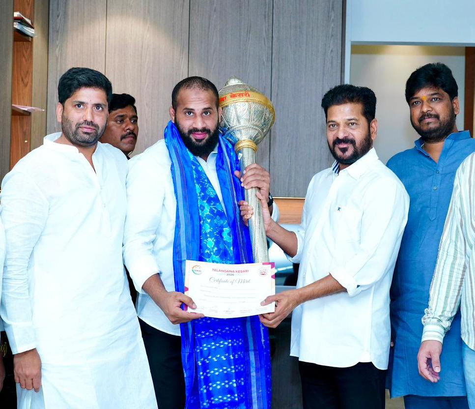 AKY_INCMP's tweet photo. గౌరవ ముఖ్యమంత్రి శ్రీ రేవంత్ రెడ్డి గారిని ఇటీవల జరిగిన తెలంగాణ కేసరి 2026 పోటీలలో విజయం సాధించిన అబూబకర్ బిన్ అబ్దుల్లా బమాస్ ను మర్యాదపూర్వకంగా కలిపించడం జరిగింది.

ఈ సమావేశంలో జూబిలీ హిల్స్ ఎమ్మెల్యే నవీన్ యాదవ్ గారు, తెలంగాణ కేసరి పోటీల ఆర్గనైజింగ్ కమిటీ సభ్యులు కూడా పాల్గొన్నారు. ఈ సందర్భంగా ముఖ్యమంత్రి గారు విజేతకు హృదయపూర్వక శుభాకాంక్షలు తెలియజేస్తూ, యువతలో క్రీడా స్ఫూర్తి, క్రమశిక్షణ మరియు ప్రతిభను ప్రోత్సహించే విధంగా తెలంగాణ కేసరి పోటీలను విజయవంతంగా నిర్వహించిన నిర్వాహకులను అభినందించారు.

#AKY | @revanth_anumula | @PingNaveenYadav