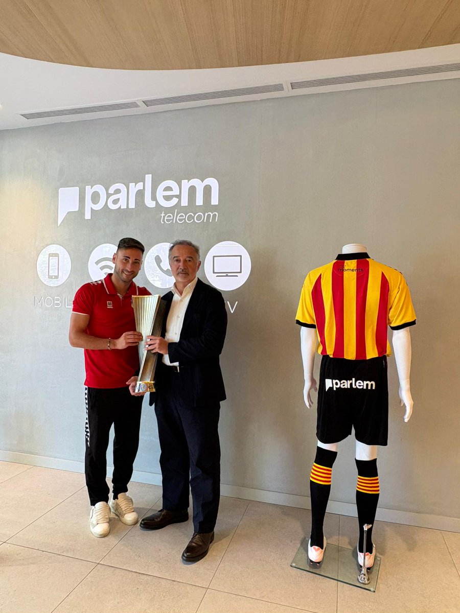 Parlem's tweet photo. Una temporada per recordar. Un ascens més que merescut. 💛🏆

Celebrem una temporada històrica per a la @uesantandreu  juntament amb el seu capità, @albertitogn10 , i l’@Eperezmas , president executiu i fundador de Parlem 🙌

Una trobada molt especial amb la copa de campions de lliga a la botiga de Parlem per reconèixer tot el que aquest ascens representa per al barri, l’afició i el territori.

Parlem continuarà al costat dels equips que fan créixer el territori dins i fora del camp. Perquè apostar per l’esport català també és apostar per la seva gent, la seva identitat i el seu futur ⚽💛