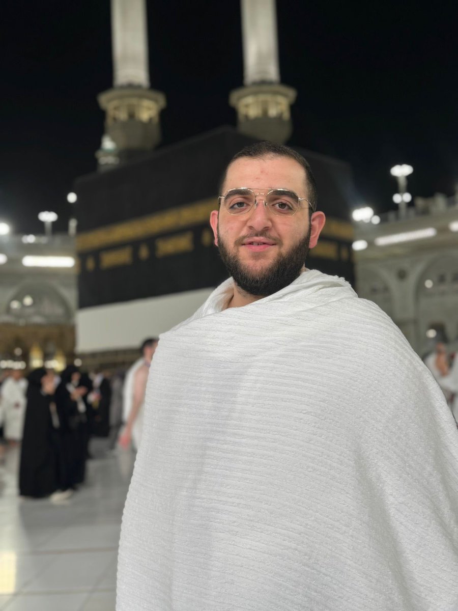 ridha_mohsin's tweet photo. تسمو الروح�� ويخشع القلب، ويغدو الجسد خاضعًا أمام عظمة ربٍّ كريمٍ جليلٍ ..
سبقت القلوبُ الأقدامَ في السير بين الصفا والمروة، وتلاقت الأرواح في رحاب السماء أثناء الطواف حول البيت العتيق.
وعند عرفات، اغتسلت الوجناتُ بالدموع طلبًا للمغفرة من العليم المقتدر.

الحمد لله الذي شرّفنا هذا العام بحجِّ بيته الحرام، وأداءِ المناسك في المشاعر المقدسة 🙏🤲

#حج_1447هـ
#بيت_الله_الحرام