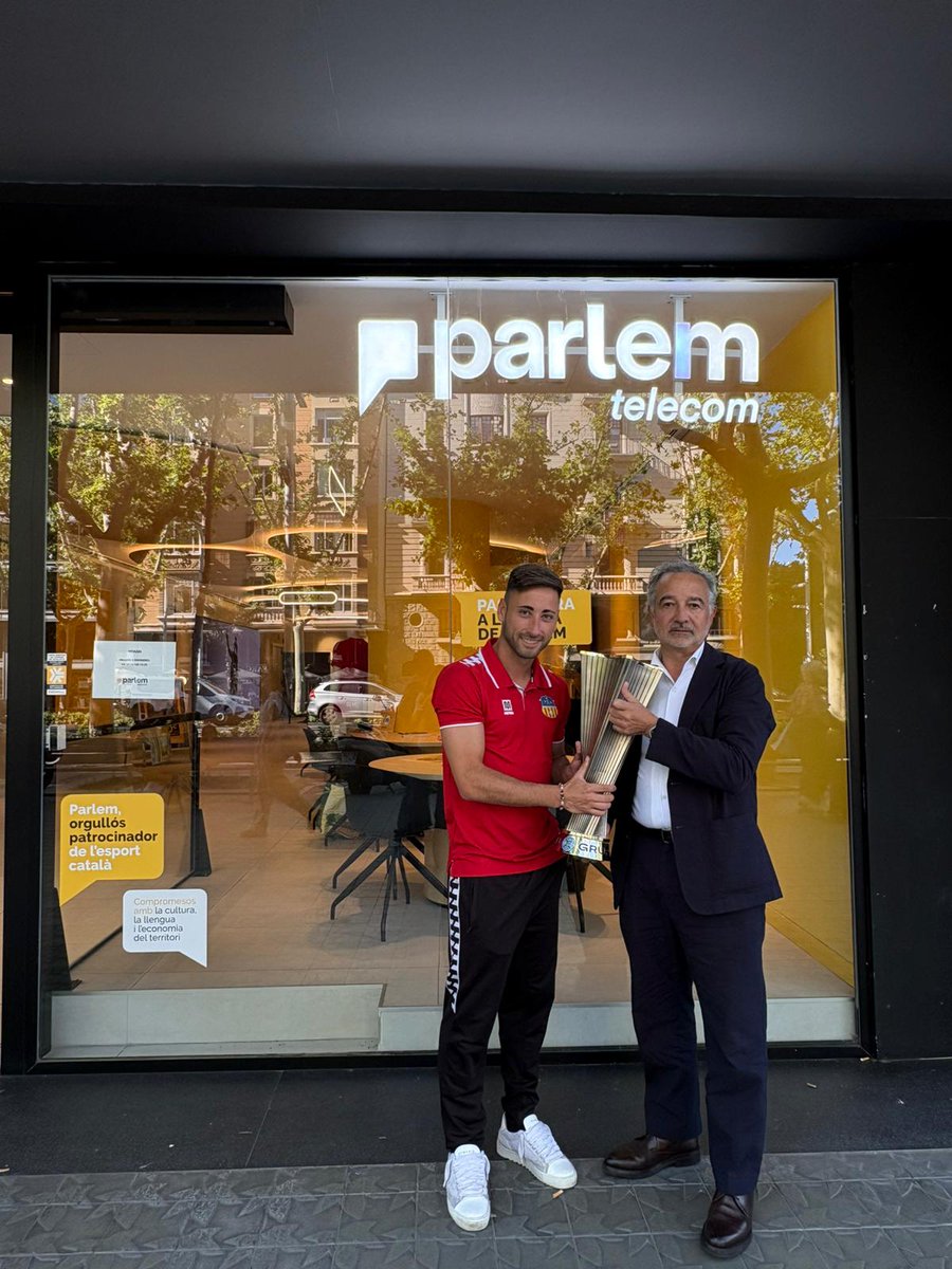 Parlem's tweet photo. Una temporada per recordar. Un ascens més que merescut. 💛🏆

Celebrem una temporada històrica per a la @uesantandreu  juntament amb el seu capità, @albertitogn10 , i l’@Eperezmas , president executiu i fundador de Parlem 🙌

Una trobada molt especial amb la copa de campions de lliga a la botiga de Parlem per reconèixer tot el que aquest ascens representa per al barri, l’afició i el territori.

Parlem continuarà al costat dels equips que fan créixer el territori dins i fora del camp. Perquè apostar per l’esport català també és apostar per la seva gent, la seva identitat i el seu futur ⚽💛