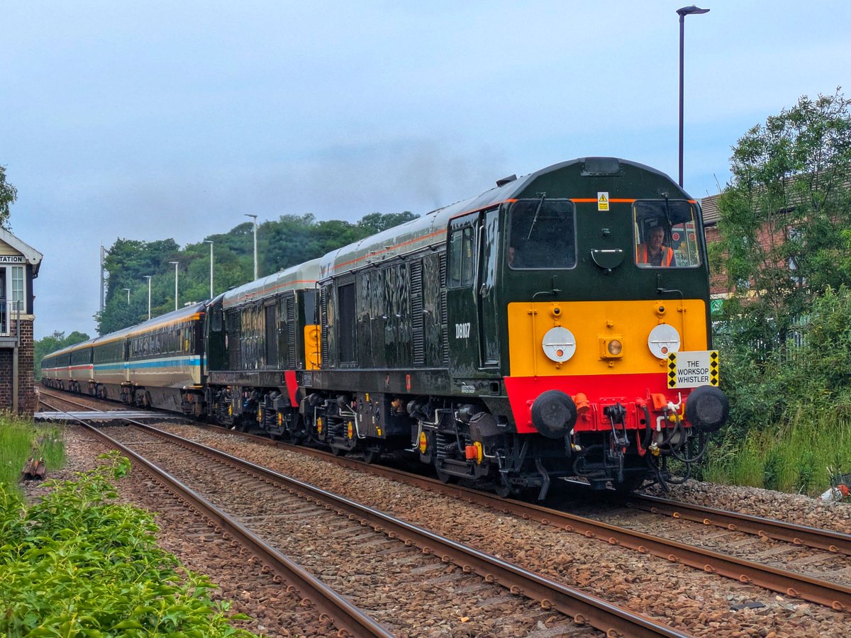 SteelCityDog_'s tweet photo. Whistling Wardrobes at sunny Kiveton Park this morning.
@LocoServicesGrp #Class20s D8107 "Jocelyn Feilding 1940 - 2020", D8096, 20118 "Saltburn-by-the-Sea" and 20132 thunder through the Parish of Wales on 1Z31 Crewe to Worksop Down Reception. #Choppertastic https://t.co/V6p9CVflte