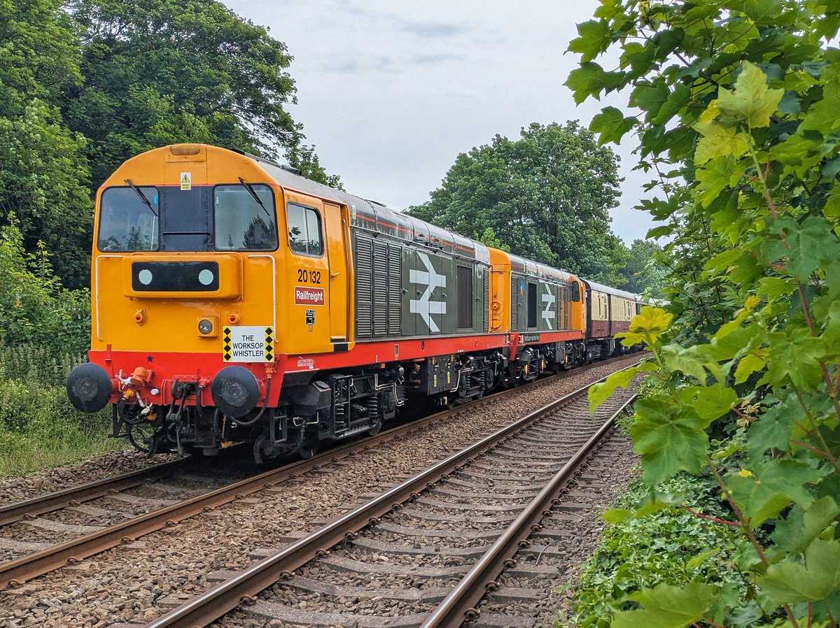 SteelCityDog_'s tweet photo. Whistling Wardrobes at sunny Kiveton Park this morning.
@LocoServicesGrp #Class20s D8107 "Jocelyn Feilding 1940 - 2020", D8096, 20118 "Saltburn-by-the-Sea" and 20132 thunder through the Parish of Wales on 1Z31 Crewe to Worksop Down Reception. #Choppertastic https://t.co/V6p9CVflte