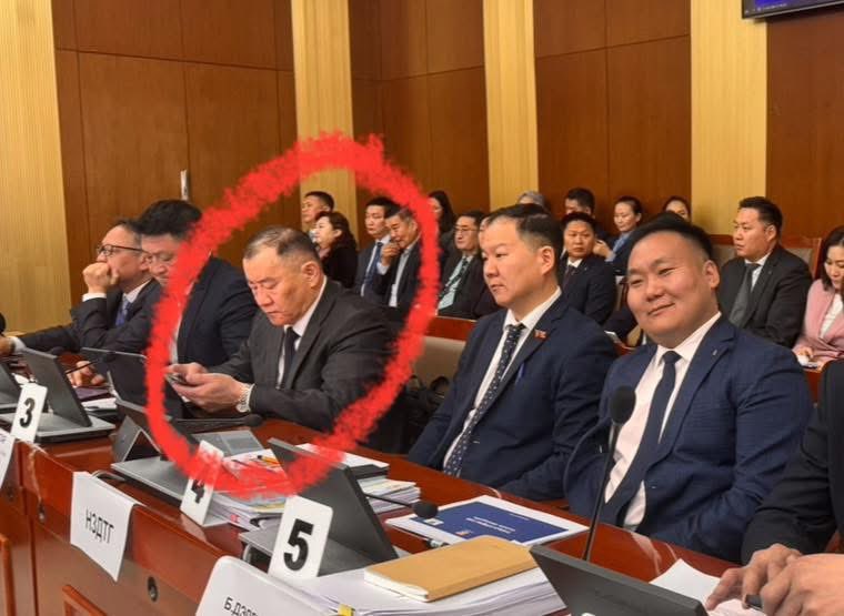 LutochirT's tweet photo. Энэ хүн чинь БОУАӨЯам @MECCMongolia дээр Нямбаатарын эрх ашгийг төлөөлж суудаг хүн байхаа? Урд нь цагдаа байсан гэл үү? Хүн дарамталж таашаал авдаг гаж донтой новш байна.
Нянбао хулгайгаа хаацайлахын тулд нийслэлийг бүхэлд нь цагдаагийн хуаран болгосон доо.. https://t.co/aZDgbVvDbC