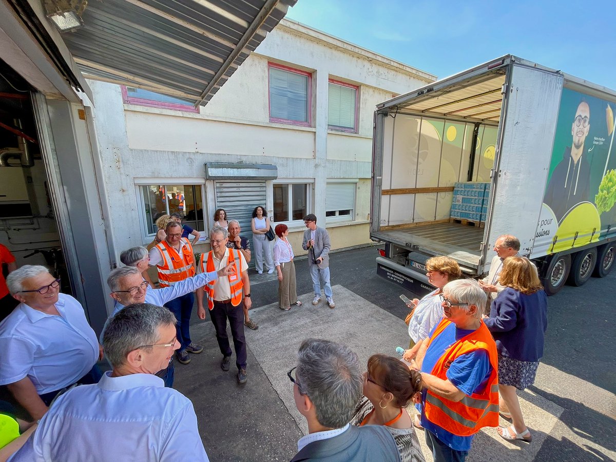 RCValdeLoire's tweet photo. #Solidarité 💙
🚛🥛 Opération #lait avec @groupeLSDH : la distribution se poursuit pour les #étudiants en situation de #précarité, avec 600 000 litres offerts jusqu'à la rentrée 💚

📦 Ce jeudi, le stock pour le #Loiret a été livré chez @BanquesAlim ✅

🔗 https://t.co/yAJGoq29W2 https://t.co/nCGSHejPrg