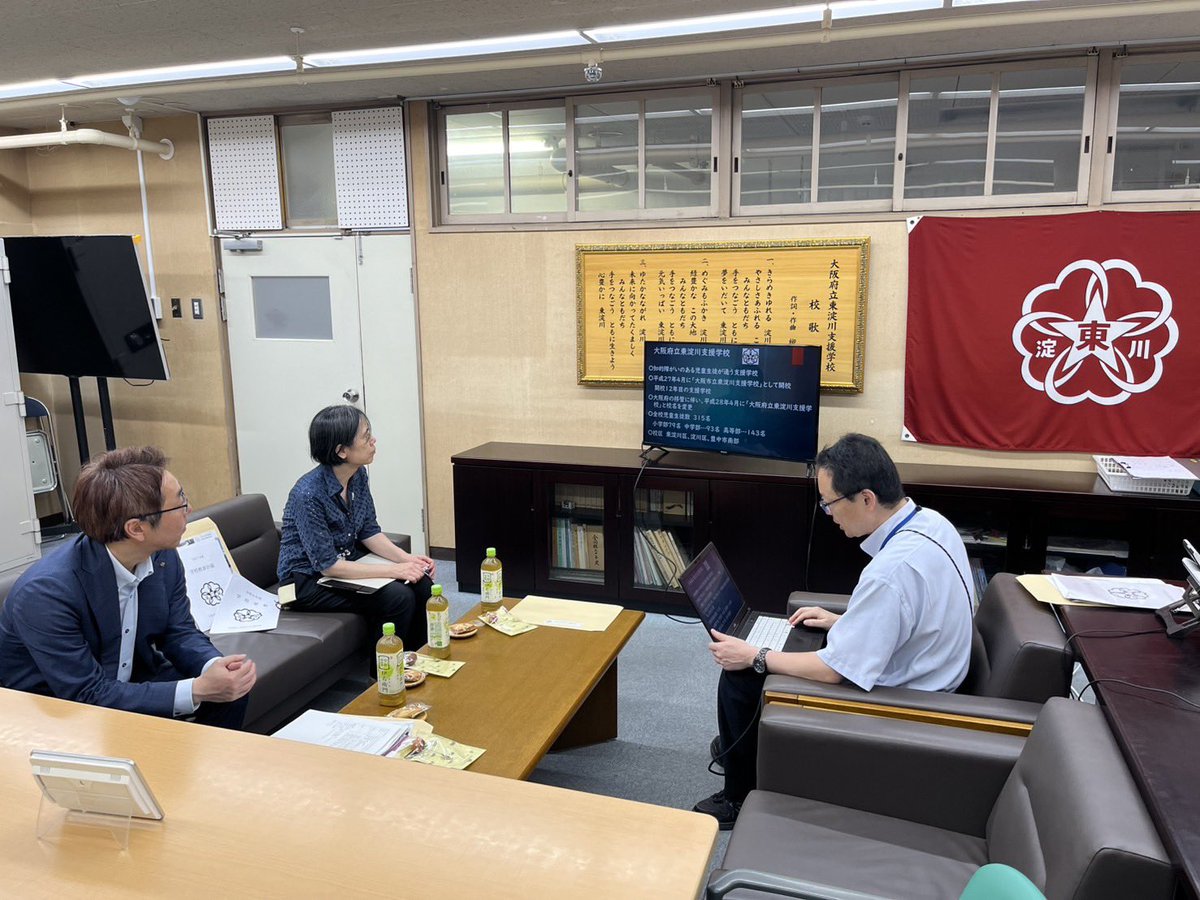 parentsbunin's tweet photo. 東淀川支援学校を訪問。

一人一台端末ならぬ一人一台織り機が。糸もカラフル。

また「ひがよどブランド」の構築に注力し、様々なところと連携しながら商品開発も。

この春に全国では5番目のセーフティプロモーションスクール（SPS）認定校に。

https://t.co/02zbXGaeUv

#大阪府教育委員会 https://t.co/mbGoY3YJSZ
