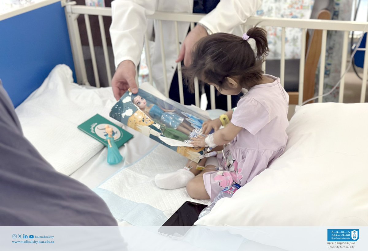 ksumedicalcity's tweet photo. نظّم فريق كُن صديقي التطوعي التابع لوحدة التطوع في الإدارة العامة للعلاقات العامة والإعلام في #المدينة_الطبية_الجامعية بـ #جامعة_الملك_سعود زيارة إلى الأطفال المنومين بمستشفى الملك خالد الجامعي بمناسبة #عيد_الاضحى_المبارك وتضمّنت الزيارة تقديم الهدايا لهم ومشاركتهم فرحة العيد يأتي ذلك ضمن المبادرات المجتمعية للمدينة الطبية الجامعية.
