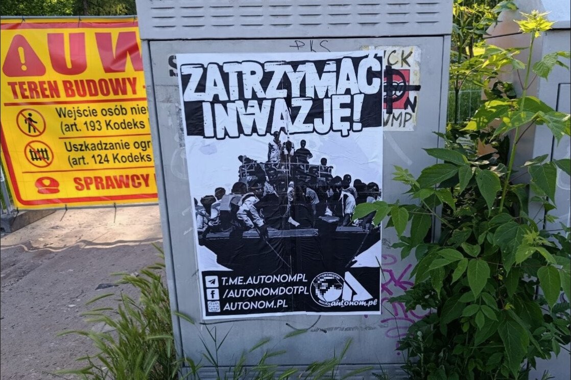 Autonom_PL's tweet photo. #Lublin przeciwko multikulti!

W przeddzień organizowanego w Lublinie "Africa Day Festival", promującego kulturę afrykańską i multikulturalizm, Autonomiczni Nacjonaliści postanowili wyrazić swój sprzeciw wobec imigracji z obcych kulturowo i etnicznie krajów Trzeciego Świata. 

Aktywiści rozkleili w całym mieście setki plakatów z hasłami dotyczącymi zjawiska masowej imigracji, której efekty w Lublinie są widoczne gołym okiem, a eksperymenty społeczne takie jak odbywający się właśnie festiwal są narzędziem do "oswajania" Polaków z multikulturalizmem i szerszego otwarcia furtki na jeszcze większy napływ emigrantów z odmiennych kręgów kulturowych.

Na imigracji z krajów słabo rozwiniętych korzystają głównie międzynarodowe korporacje sprowadzające tanich pracowników, agencje  pomagające w legalizacji pobytu cudzoziemców i prywatne uczelnie. Prawdziwe koszty mieszania skrajnie różnych kultur to spadek bezpieczeństwa, rozmycie rdzennej kultury, rozbicie więzi społecznych i pogorszenie sytuacji polskich pracowników.