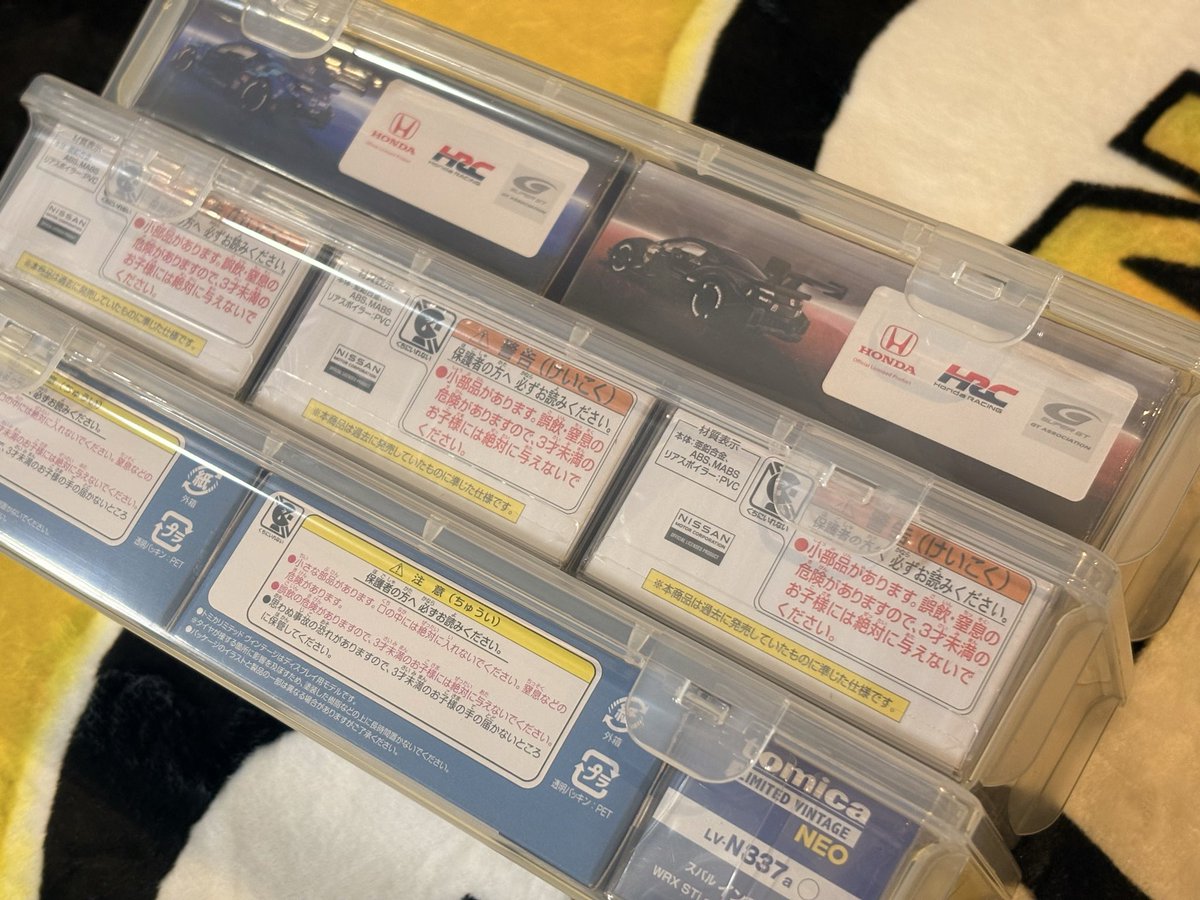 2R449sAEcG30737's tweet photo. みんな知ってると思うけど、ダイソーのお箸ストッカー50は優秀よ🙄
箱潰れが怖い人におすすめ！トミカプレミアムサイズの箱がジャストフィット！(キツキツじゃないのが👍)
セリアのクリアケースとも相性バッチリ👌
TLVの無駄にデカいサイズも綺麗に入るし何個あってもいいよね。
#トミカ
#収納 https://t.co/EvIcISAq1d