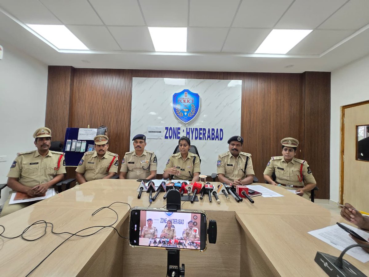 DCPSecHyd's tweet photo. 🚨 Your Dream Job Could Be a Scam!
Fake job rackets target unemployed youth through social media spam messages promising jobs without interviews. Genuine jobs never demand money upfront. Stay alert and protect your hard-earned savings.@hydcitypolice https://t.co/A5gPIrVqpu