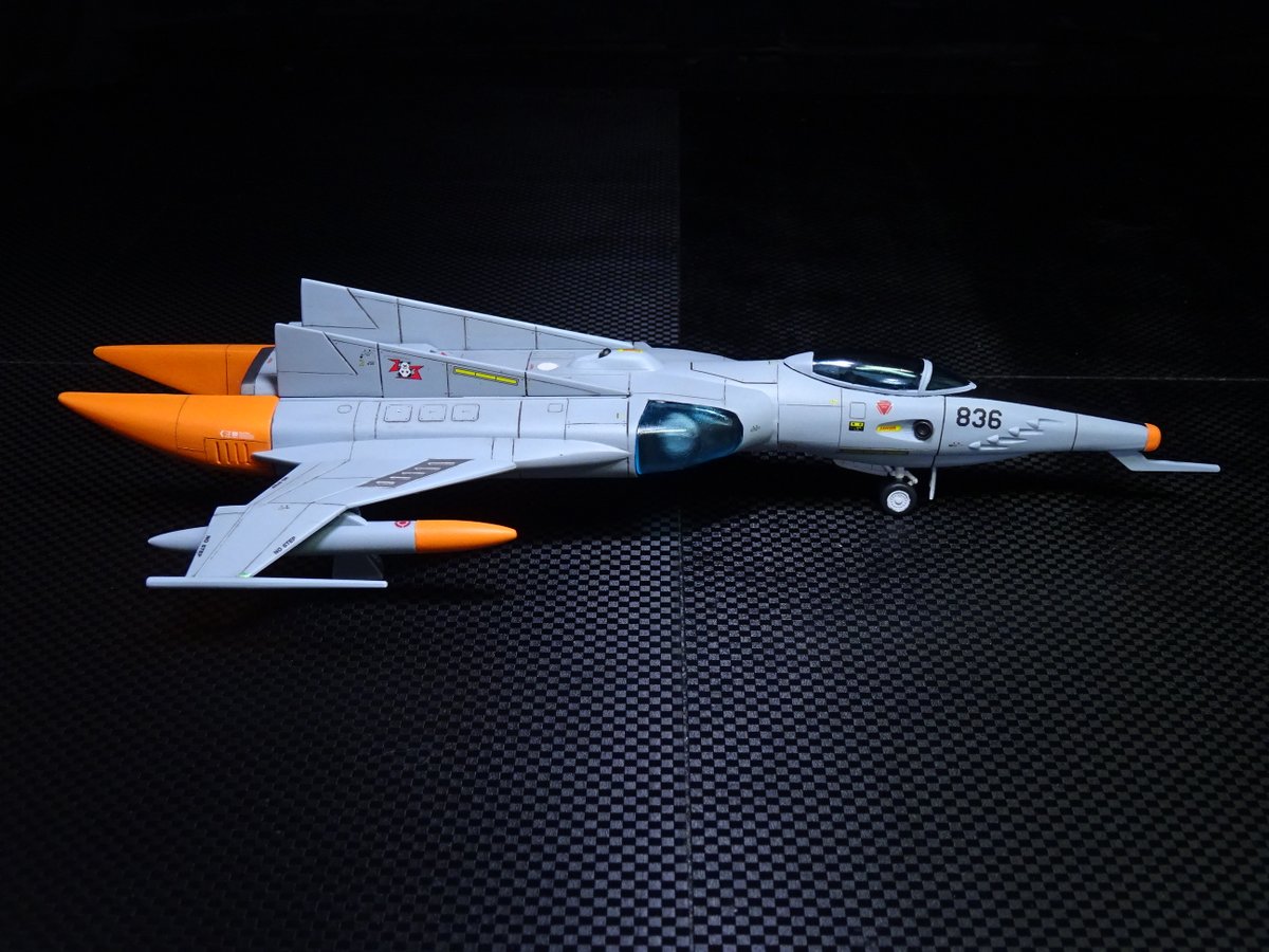 wing9_2nd's tweet photo. バンダイ　コスモタイガーⅡ完成です！昔の旧キットですがリメイク版やEXのキットと比べてもスケールを含めて唯一無二の良さがあります。造形はそのままに旧キットのイメージを崩さない程度にアレンジとディテールアップしています。 https://t.co/I7uH16OV14