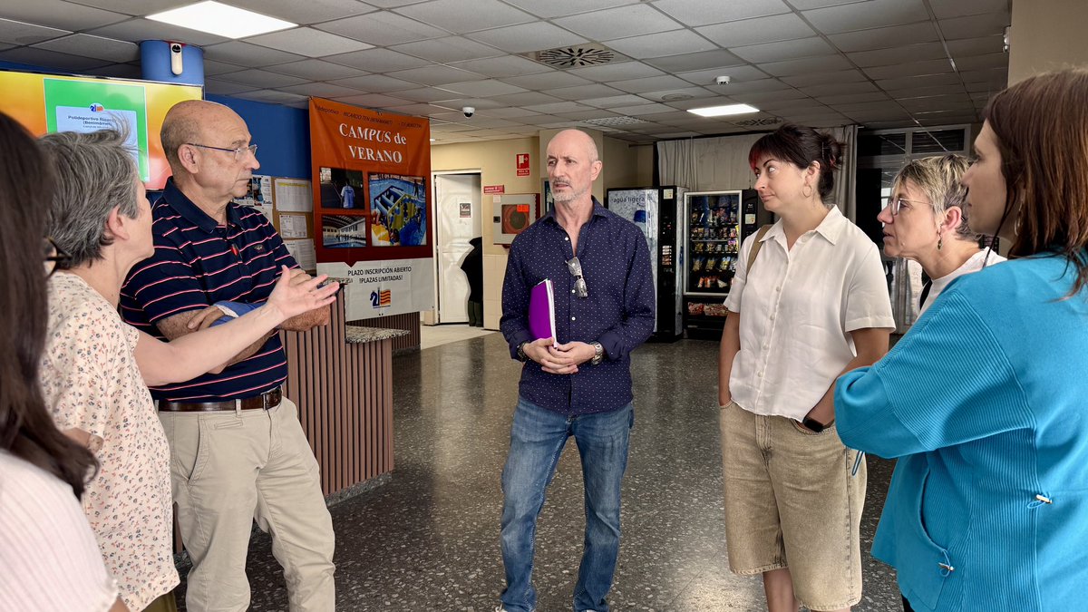 CompromisVLC's tweet photo. Hem visitat el Poliesportiu de Benimàmet-Ricardo Ten per comprovar sobre el terreny la seua situació actual.

Fem seguiment de cada anunci i de cada compromís amb els barris i amb el veïnat per a què no es queden en titulars i es convertisquen en d’inversions reals. 💪🏽🏊‍♂️ https://t.co/D2glP7IpPV
