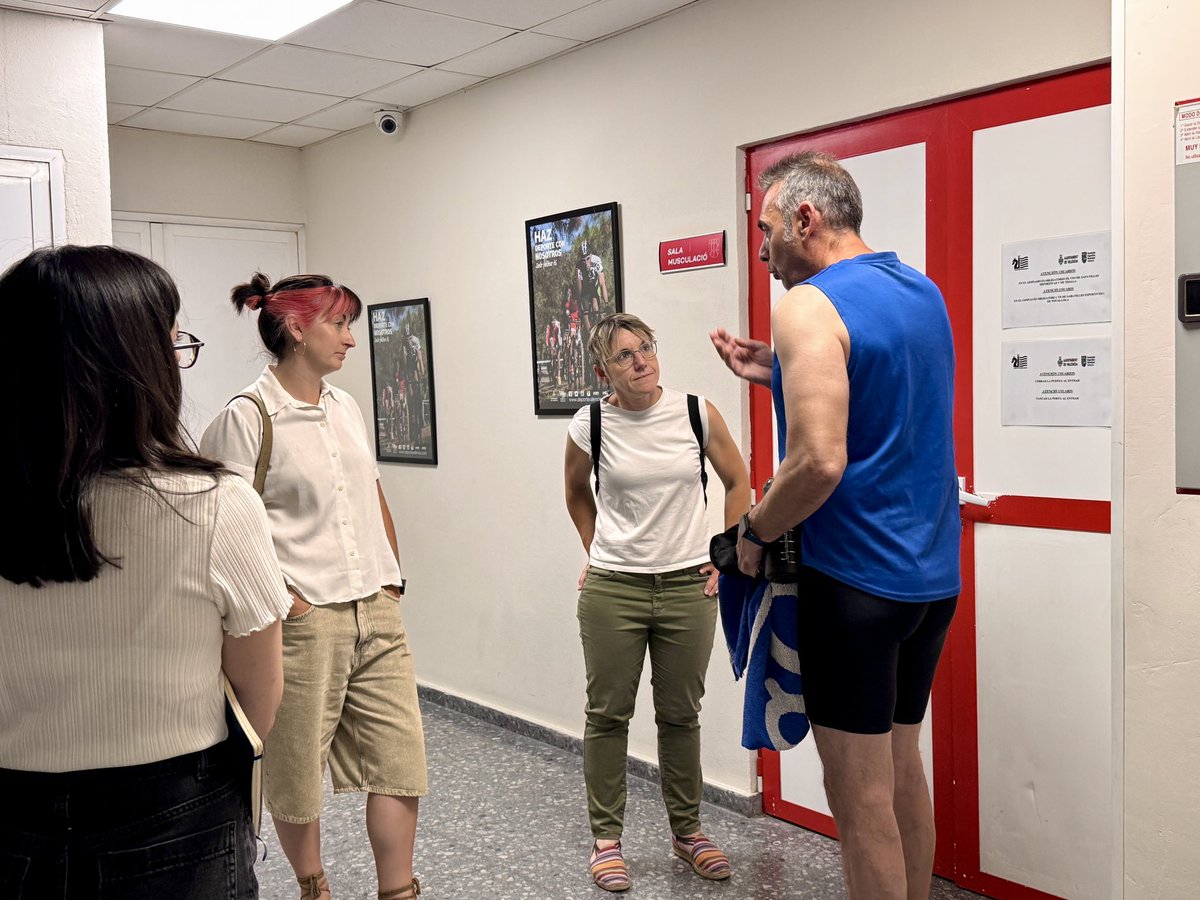 CompromisVLC's tweet photo. Hem visitat el Poliesportiu de Benimàmet-Ricardo Ten per comprovar sobre el terreny la seua situació actual.

Fem seguiment de cada anunci i de cada compromís amb els barris i amb el veïnat per a què no es queden en titulars i es convertisquen en d’inversions reals. 💪🏽🏊‍♂️ https://t.co/D2glP7IpPV