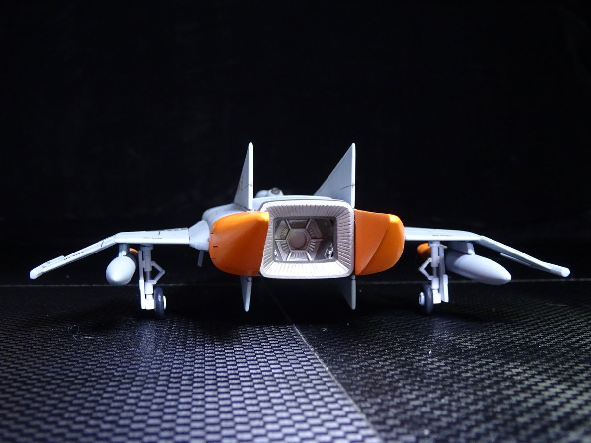 wing9_2nd's tweet photo. バンダイ　コスモタイガーⅡ完成です！昔の旧キットですがリメイク版やEXのキットと比べてもスケールを含めて唯一無二の良さがあります。造形はそのままに旧キットのイメージを崩さない程度にアレンジとディテールアップしています。 https://t.co/I7uH16OV14